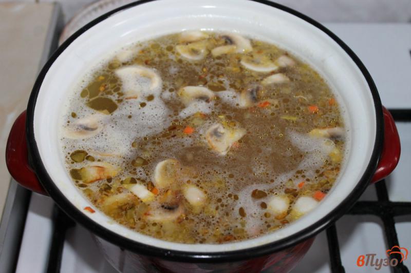 Фото приготовление рецепта: Суп с булгуром фрикадельками и грибами шаг №4