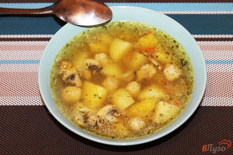 Фото приготовление рецепта: Суп с булгуром фрикадельками и грибами шаг №6