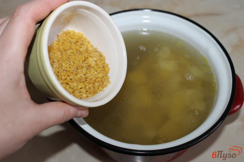 Фото приготовление рецепта: Суп с булгуром фрикадельками и грибами шаг №2