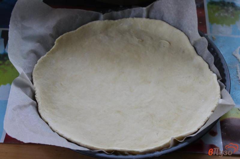 Фото приготовление рецепта: Пирог из песочного теста с сыром яйцом и жареным луком шаг №7