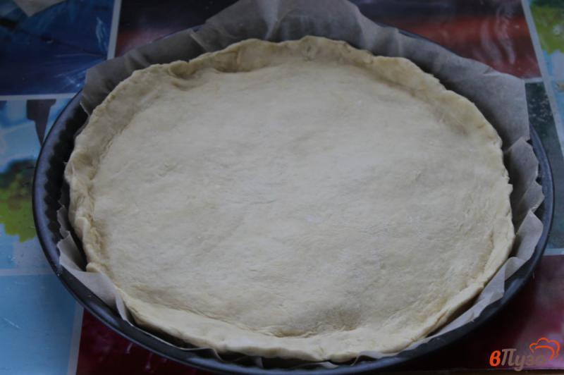 Фото приготовление рецепта: Пирог из песочного теста с сыром яйцом и жареным луком шаг №9