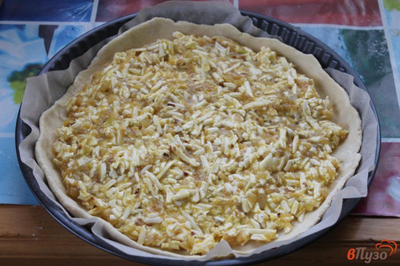 Фото приготовление рецепта: Пирог из песочного теста с сыром яйцом и жареным луком шаг №8