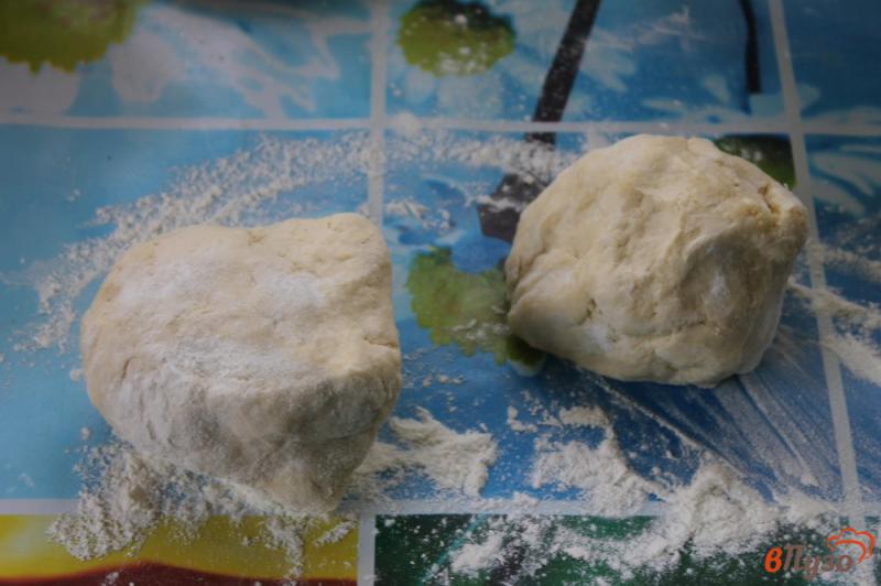 Фото приготовление рецепта: Пирог из песочного теста с сыром яйцом и жареным луком шаг №6