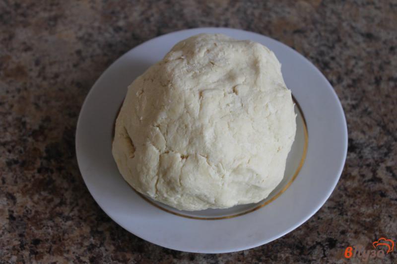 Фото приготовление рецепта: Пирог из песочного теста с сыром яйцом и жареным луком шаг №2