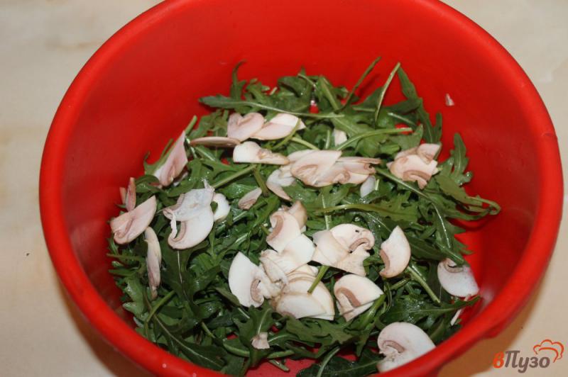 Фото приготовление рецепта: Салат из рукколы с шампиньонами и сыром шаг №2