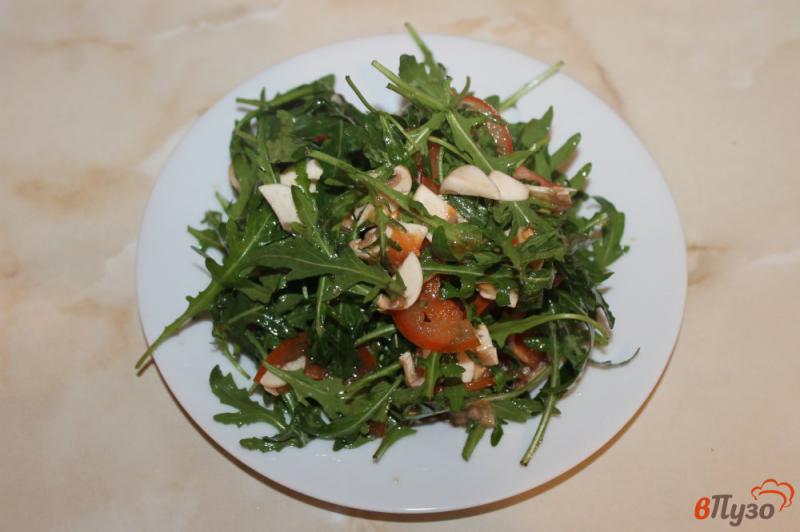 Фото приготовление рецепта: Салат из рукколы с шампиньонами и сыром шаг №4