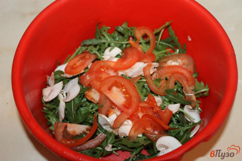 Фото приготовление рецепта: Салат из рукколы с шампиньонами и сыром шаг №3