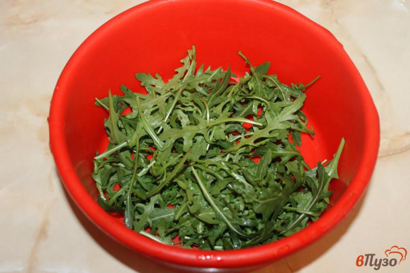 Фото приготовление рецепта: Салат из рукколы с шампиньонами и сыром шаг №1