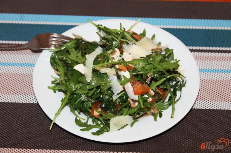 Фото приготовление рецепта: Салат из рукколы с шампиньонами и сыром шаг №5