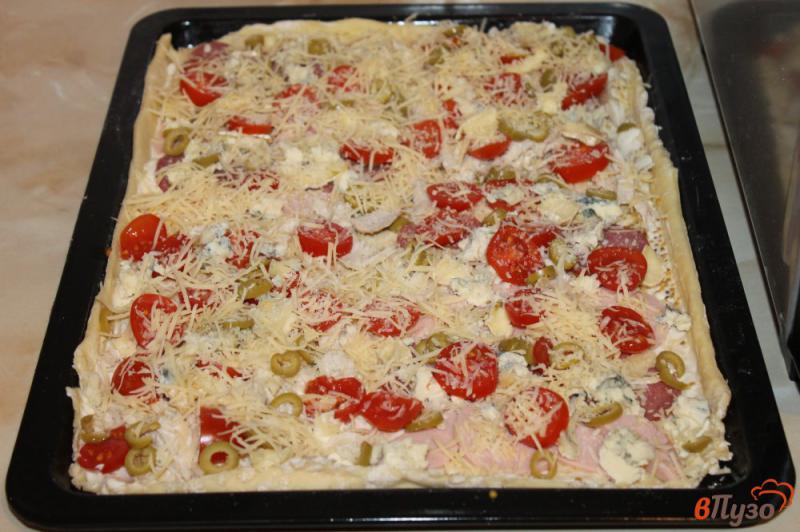 Фото приготовление рецепта: Пицца мясная с сыром и оливками шаг №5