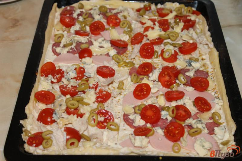Фото приготовление рецепта: Пицца мясная с сыром и оливками шаг №4