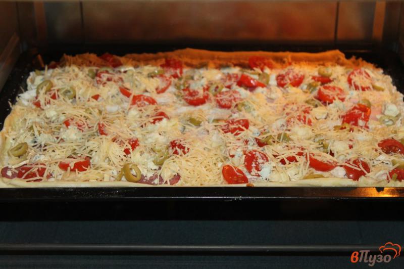 Фото приготовление рецепта: Пицца мясная с сыром и оливками шаг №6