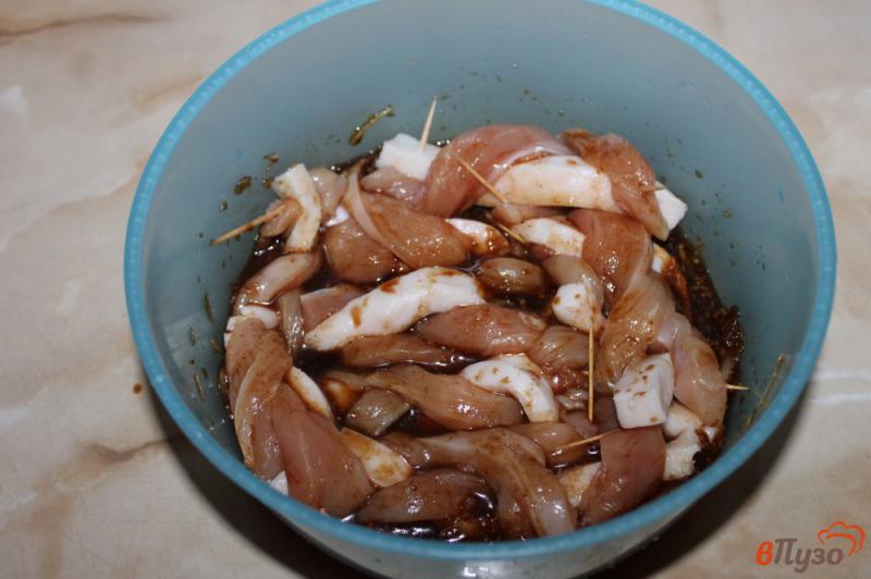 Фото приготовление рецепта: Куриная косичка в луково - чесночном маринаде шаг №6