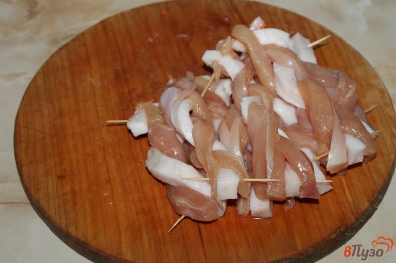 Фото приготовление рецепта: Куриная косичка в луково - чесночном маринаде шаг №3