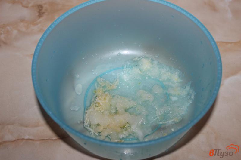 Фото приготовление рецепта: Куриная косичка в луково - чесночном маринаде шаг №4