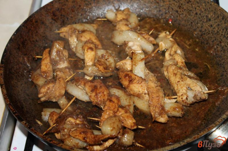 Фото приготовление рецепта: Куриная косичка в луково - чесночном маринаде шаг №7
