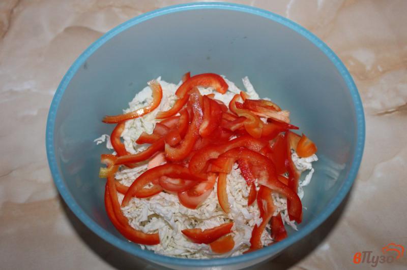 Фото приготовление рецепта: Салат из пекинской капусты с помидорами перцем и морковью шаг №3