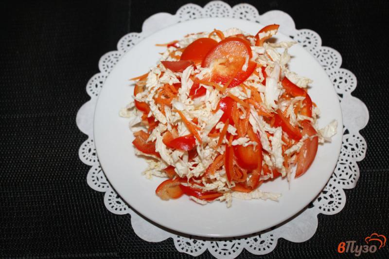 Фото приготовление рецепта: Салат из пекинской капусты с помидорами перцем и морковью шаг №5