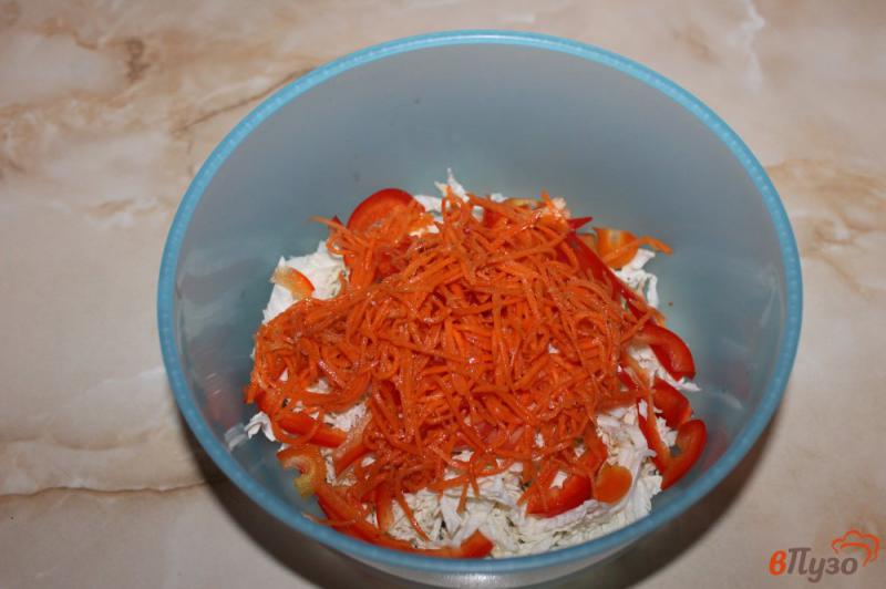Фото приготовление рецепта: Салат из пекинской капусты с помидорами перцем и морковью шаг №4