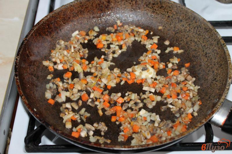 Фото приготовление рецепта: Гречневая каша с грибами и курицей на бульоне шаг №2