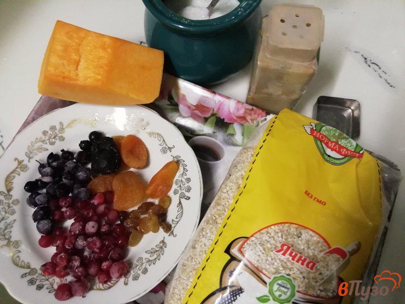 Фото приготовление рецепта: Ячневая каша, запечённая с тыквой, ягодами и сухофруктами шаг №1
