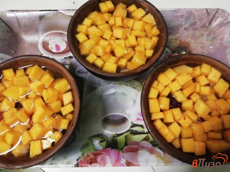 Фото приготовление рецепта: Ячневая каша, запечённая с тыквой, ягодами и сухофруктами шаг №4