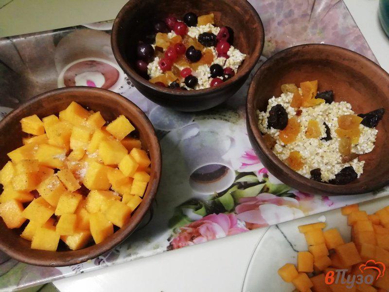 Фото приготовление рецепта: Ячневая каша, запечённая с тыквой, ягодами и сухофруктами шаг №3