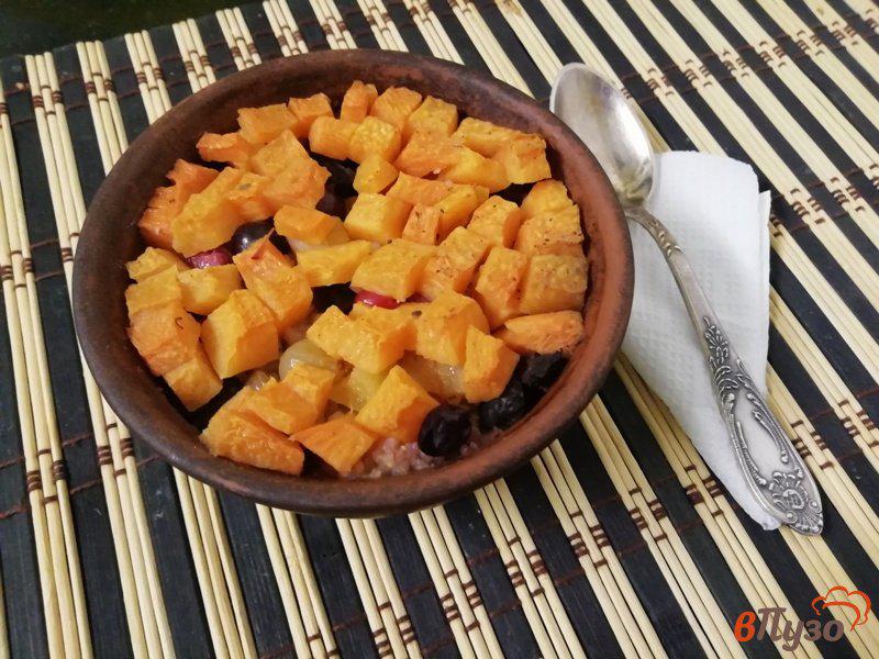 Фото приготовление рецепта: Ячневая каша, запечённая с тыквой, ягодами и сухофруктами шаг №5
