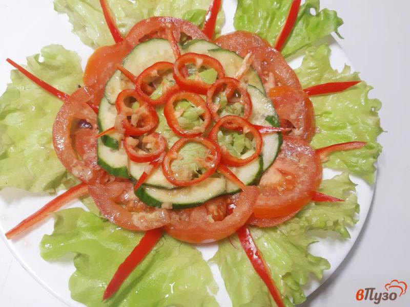 Фото приготовление рецепта: Салат овощной с фетой и сухариками шаг №7