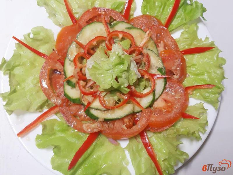Фото приготовление рецепта: Салат овощной с фетой и сухариками шаг №8
