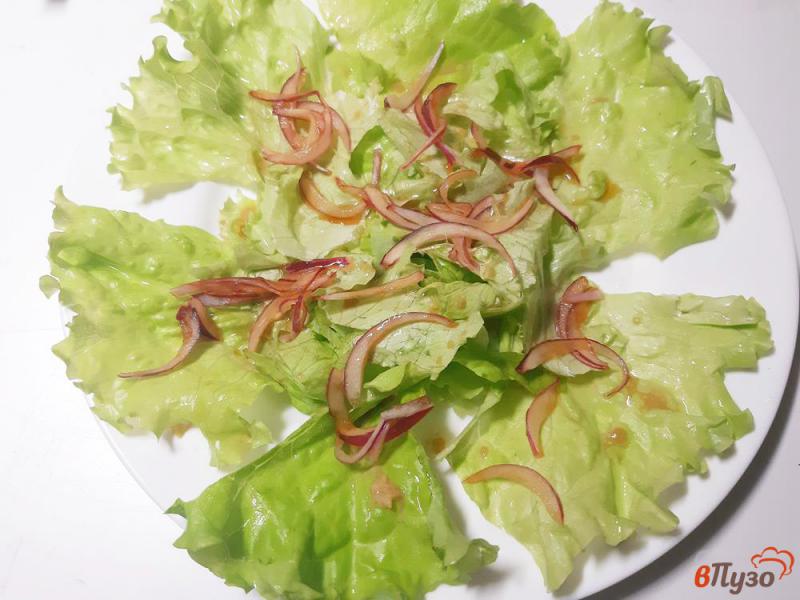 Фото приготовление рецепта: Салат овощной с фетой и сухариками шаг №4