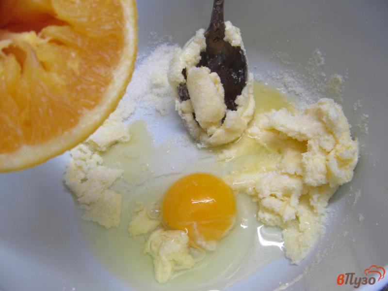 Фото приготовление рецепта: Апельсиновые кексы с шоколадом шаг №3