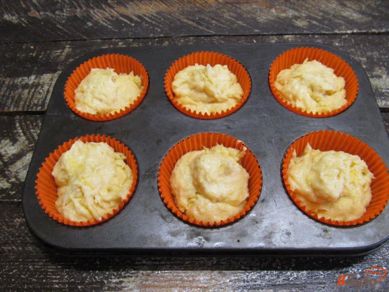 Фото приготовление рецепта: Апельсиновые кексы с шоколадом шаг №7