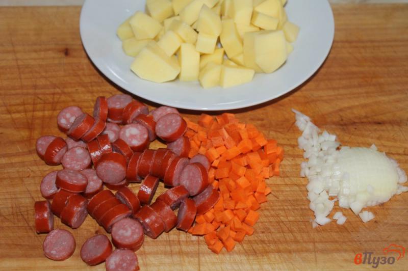 Фото приготовление рецепта: Суп с копчеными колбасками и вермишелью шаг №1
