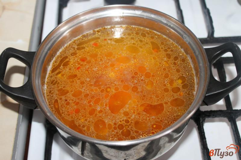 Фото приготовление рецепта: Суп с копчеными колбасками и вермишелью шаг №4