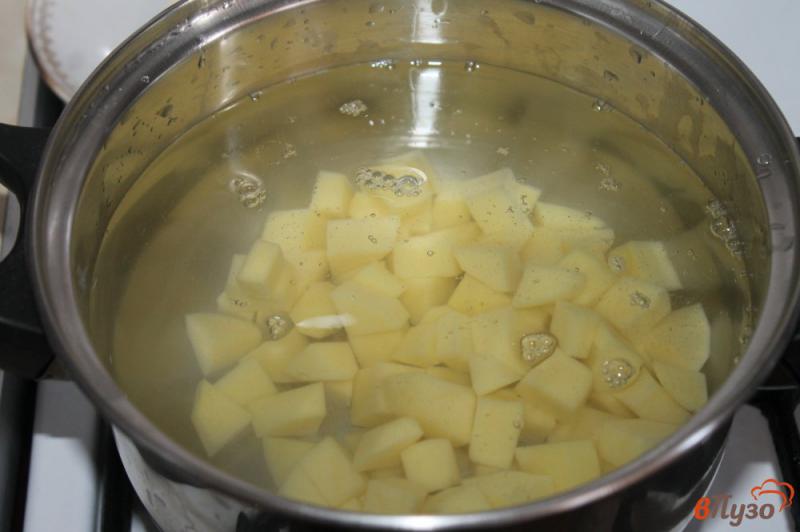 Фото приготовление рецепта: Суп с копчеными колбасками и вермишелью шаг №2