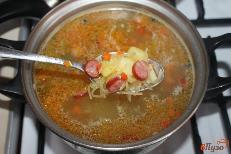 Фото приготовление рецепта: Суп с копчеными колбасками и вермишелью шаг №5