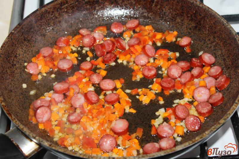 Фото приготовление рецепта: Суп с копчеными колбасками и вермишелью шаг №3