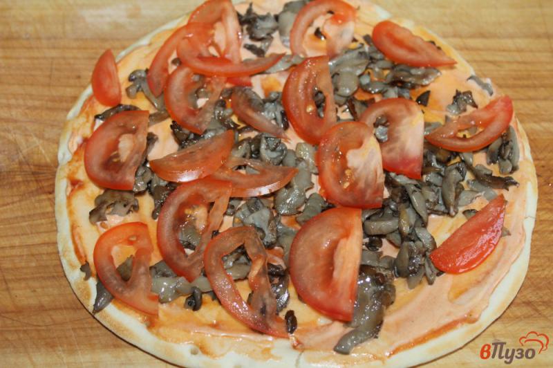 Фото приготовление рецепта: Пицца на сковороде с вешенками и моцареллой шаг №3
