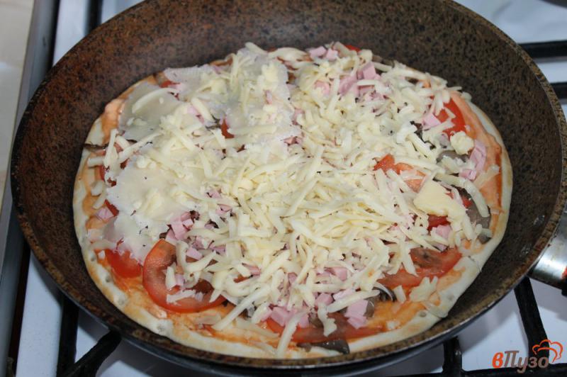 Фото приготовление рецепта: Пицца на сковороде с вешенками и моцареллой шаг №6
