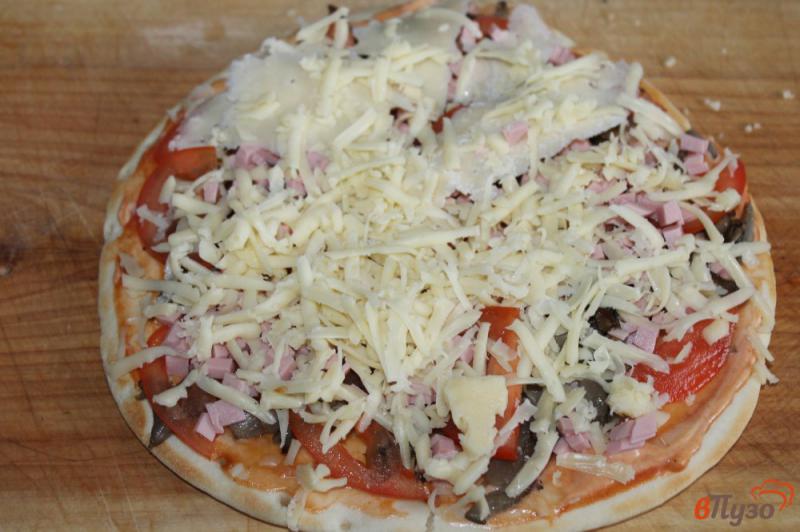 Фото приготовление рецепта: Пицца на сковороде с вешенками и моцареллой шаг №5