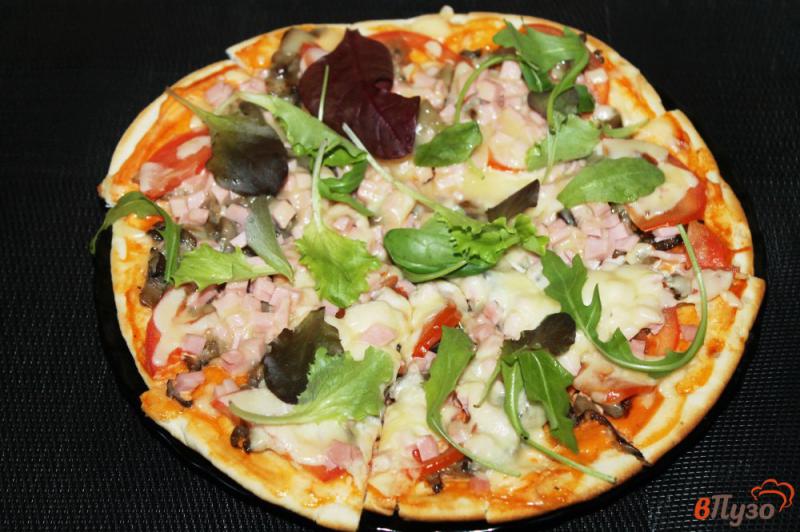 Фото приготовление рецепта: Пицца на сковороде с вешенками и моцареллой шаг №7