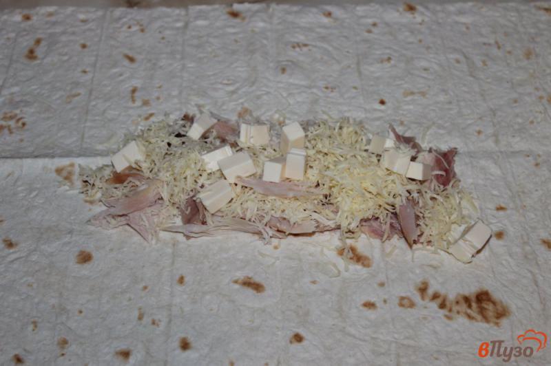 Фото приготовление рецепта: Лаваш с сыром и копченым куриным мясом шаг №2