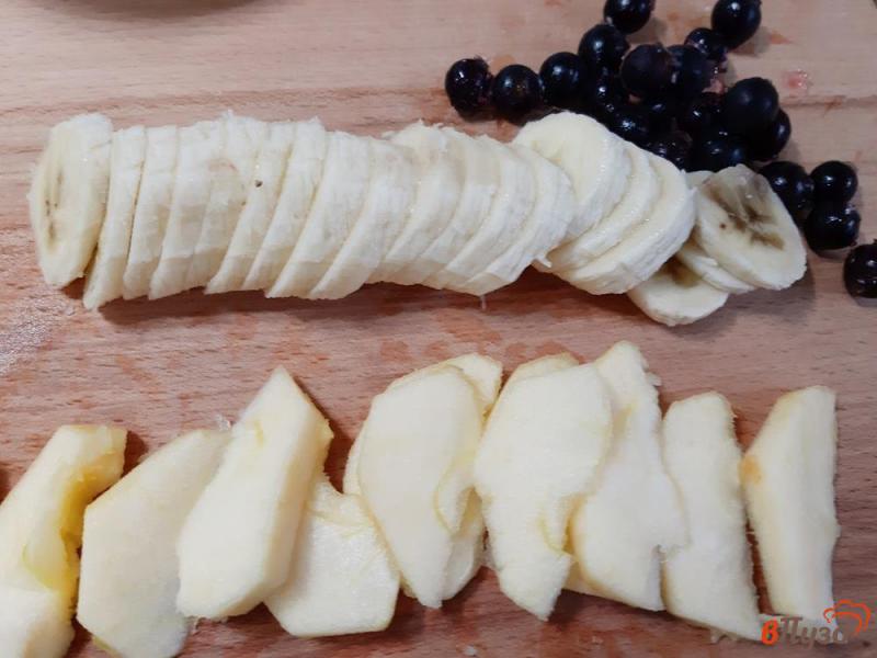 Фото приготовление рецепта: Тарт с бананом, яблоками и смородиной шаг №6