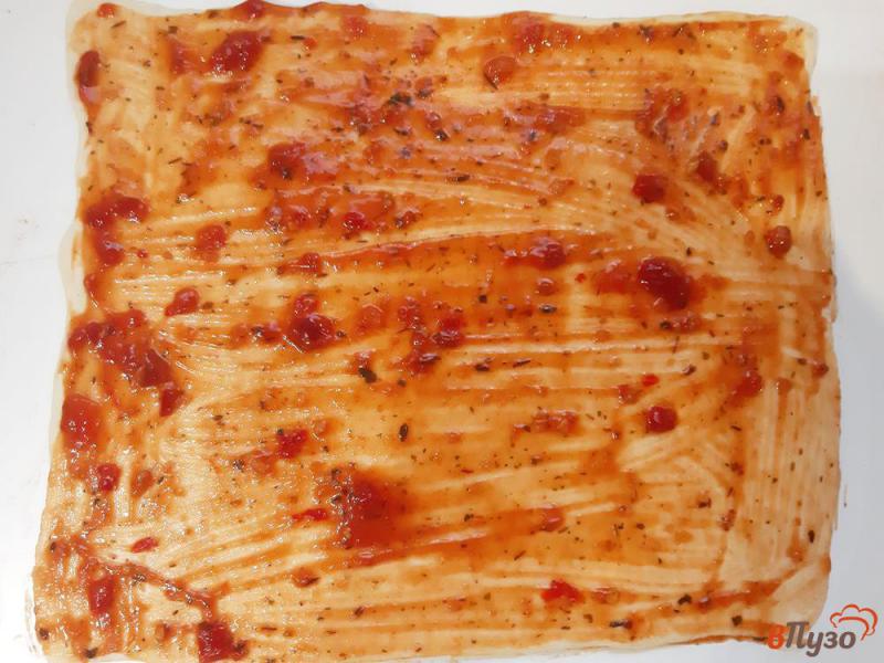 Фото приготовление рецепта: Пицца с сырокопченой колбасой, сыром на слоеном тесте шаг №2