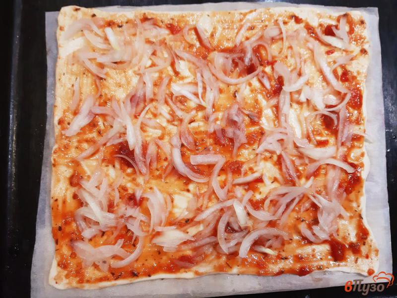 Фото приготовление рецепта: Пицца с сырокопченой колбасой, сыром на слоеном тесте шаг №4