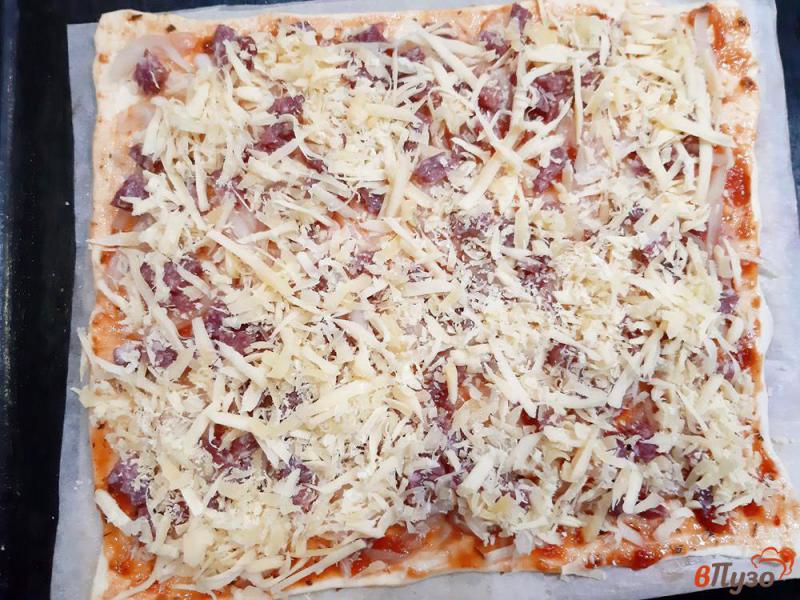 Фото приготовление рецепта: Пицца с сырокопченой колбасой, сыром на слоеном тесте шаг №8