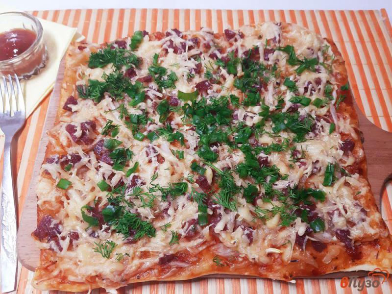Фото приготовление рецепта: Пицца с сырокопченой колбасой, сыром на слоеном тесте шаг №11