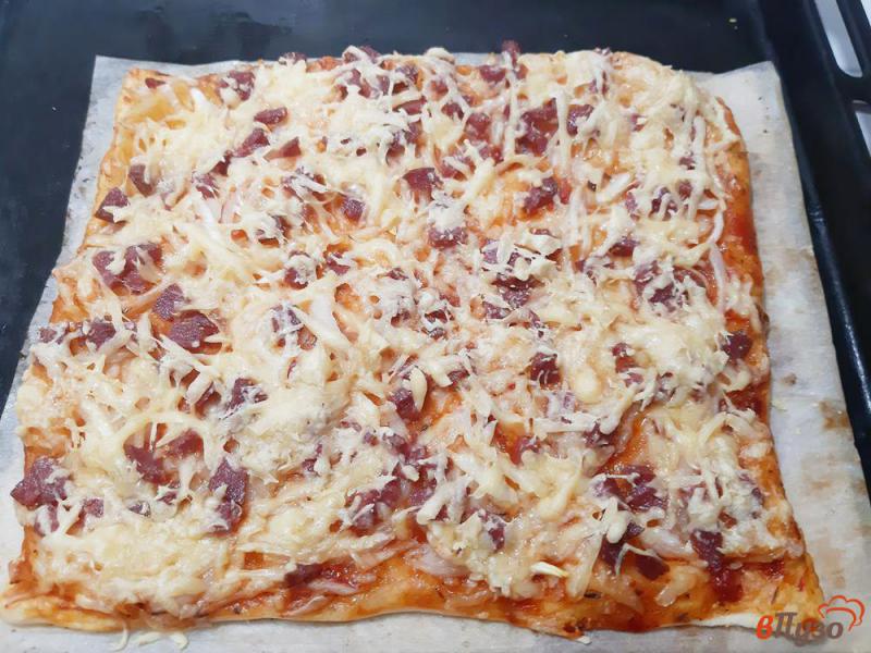 Фото приготовление рецепта: Пицца с сырокопченой колбасой, сыром на слоеном тесте шаг №10