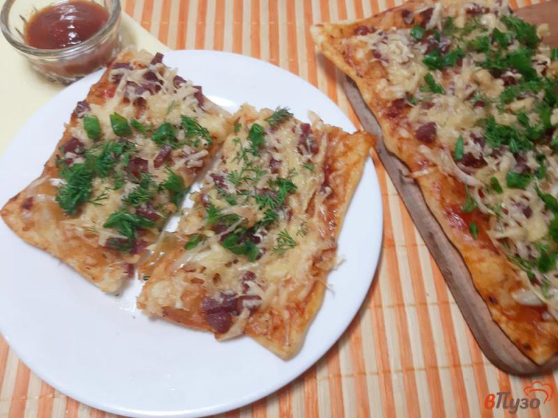 Фото приготовление рецепта: Пицца с сырокопченой колбасой, сыром на слоеном тесте шаг №12